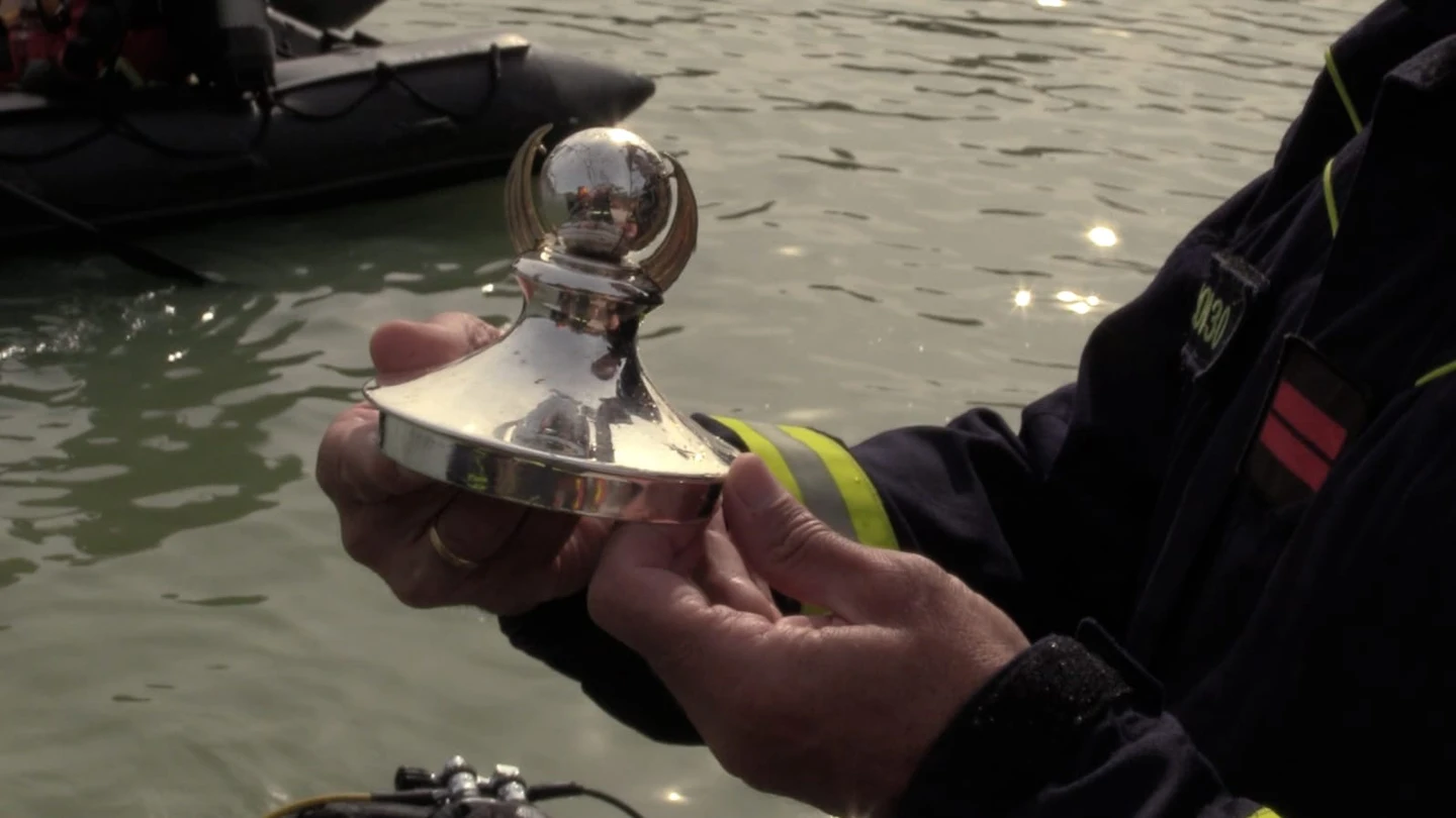Imagen del trozo de trofeo recuperado del lago de El Retiro tras movilizar a 19 bomberos Imagen del trozo de trofeo recuperado del lago de El Retiro tras movilizar a 19 bomberos