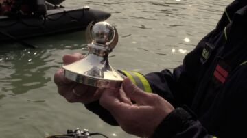 Imagen del trozo de trofeo recuperado del lago de El Retiro tras movilizar a 19 bomberos