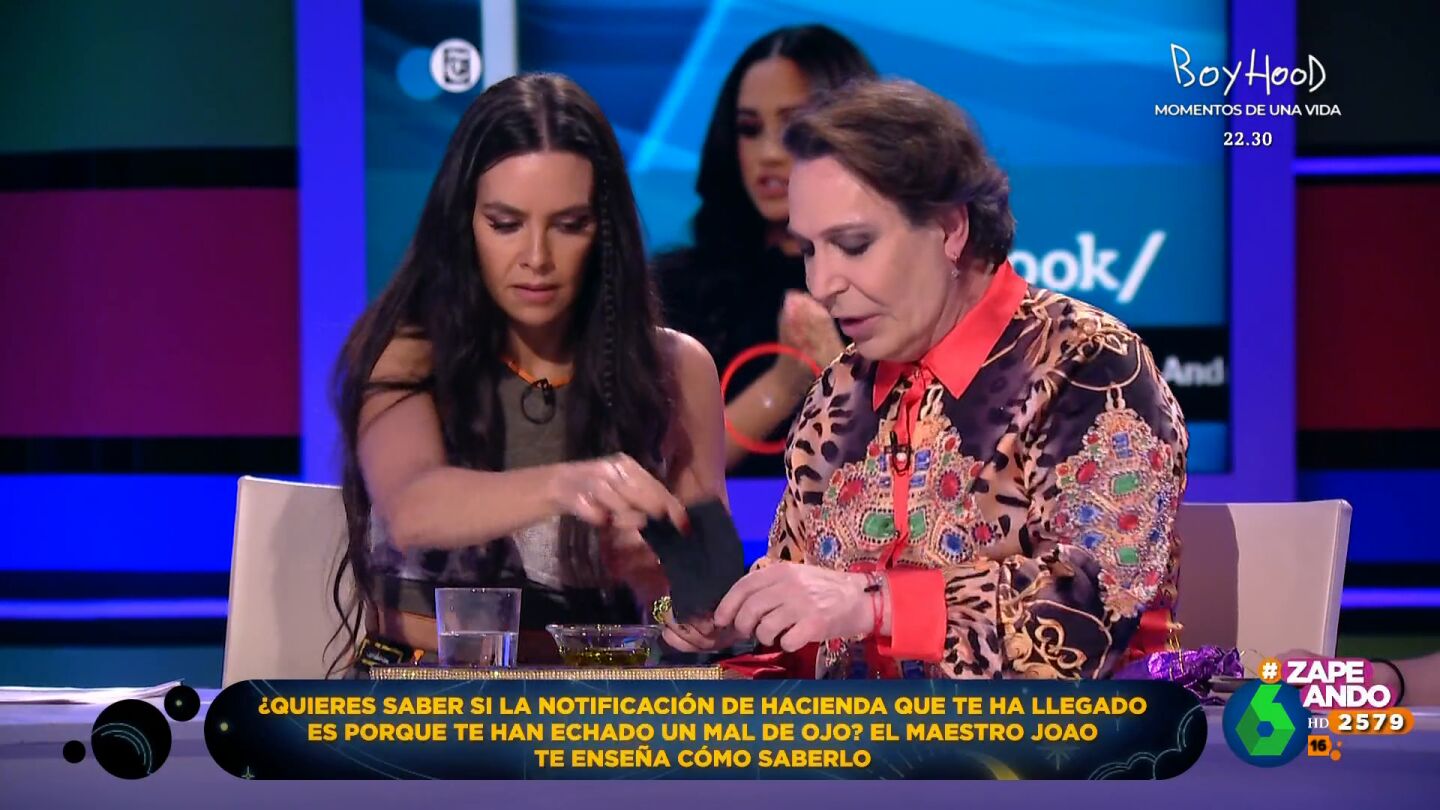 &iquest;Le han echado un mal de ojo a Cristina Pedroche? La zapeadora lo descubre con un ritual de El Maestro Joao