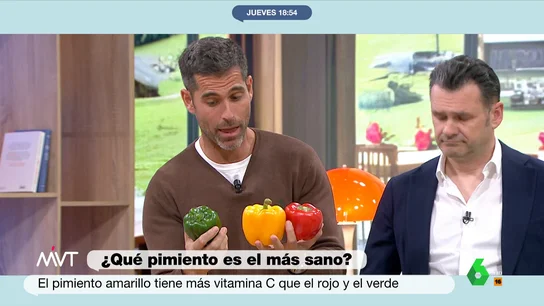 Pablo Ojeda desvela los secretos del pimiento: del más sano o dulce, a cómo distinguir uno macho de uno hembra Mientras cocina con Carlos Maldonado un marmitako de salmón, Pablo Ojeda dedica en este vídeo unos minutos a explicar curiosidades del pimiento, como el que tiene más vitamina C o las notables diferencias entre uno macho y otro hembra.