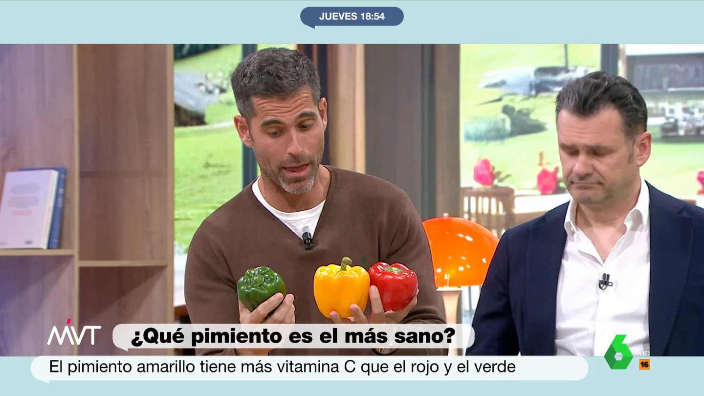 Pablo Ojeda desvela los secretos del pimiento: del más sano o dulce, a cómo distinguir uno macho de uno hembra Mientras cocina con Carlos Maldonado un marmitako de salmón, Pablo Ojeda dedica en este vídeo unos minutos a explicar curiosidades del pimiento, como el que tiene más vitamina C o las notables diferencias entre uno macho y otro hembra.