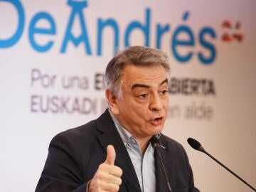 El l&iacute;der de los populares vascos, Javier de Andr&eacute;s, interviene durante su presentaci&oacute;n oficial como candidato a Lehendakari.