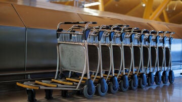 Carros para maletas en la T4 del aeropuerto Adolfo Suárez Madrid-Barajas, en una imagen de archivo