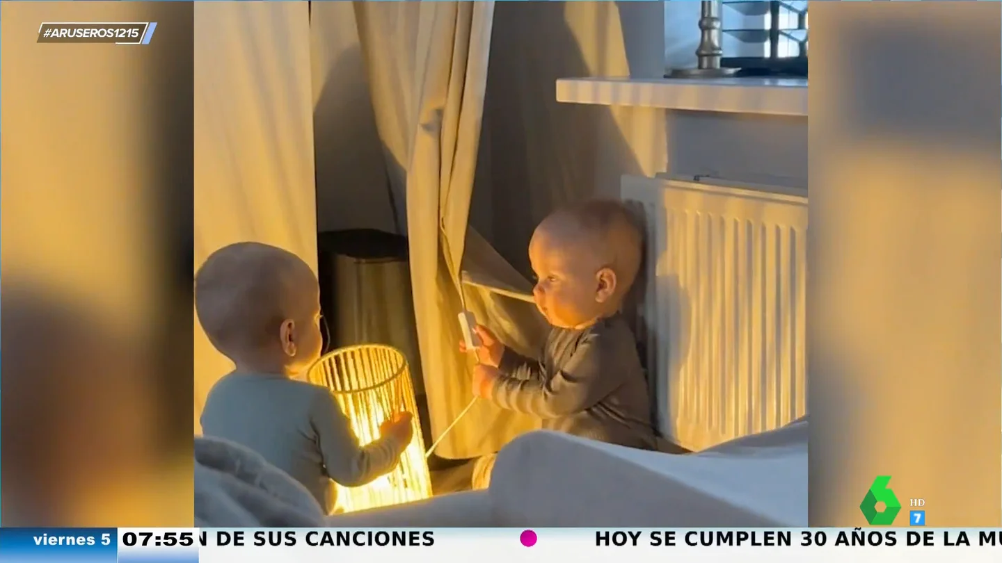 La divertida reacción de dos bebés cuando descubren para qué sirve el interruptor de la luz La divertida reacción de dos bebés cuando descubren para qué sirve el interruptor de la luz