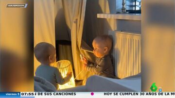 La divertida reacción de dos bebés cuando descubren para qué sirve el interruptor de la luz