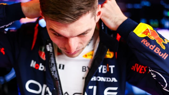 Max Verstappen se prepara para salir a pista Max Verstappen se prepara para salir a pista
