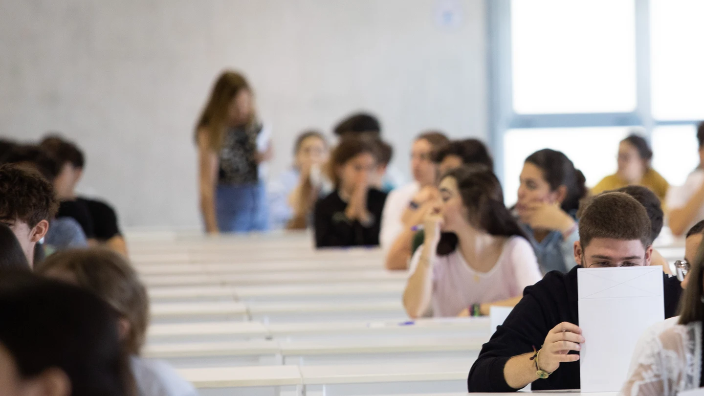 Alumnos realizando un examen en un aula universitaria. Alumnos realizando un examen en un aula universitaria.