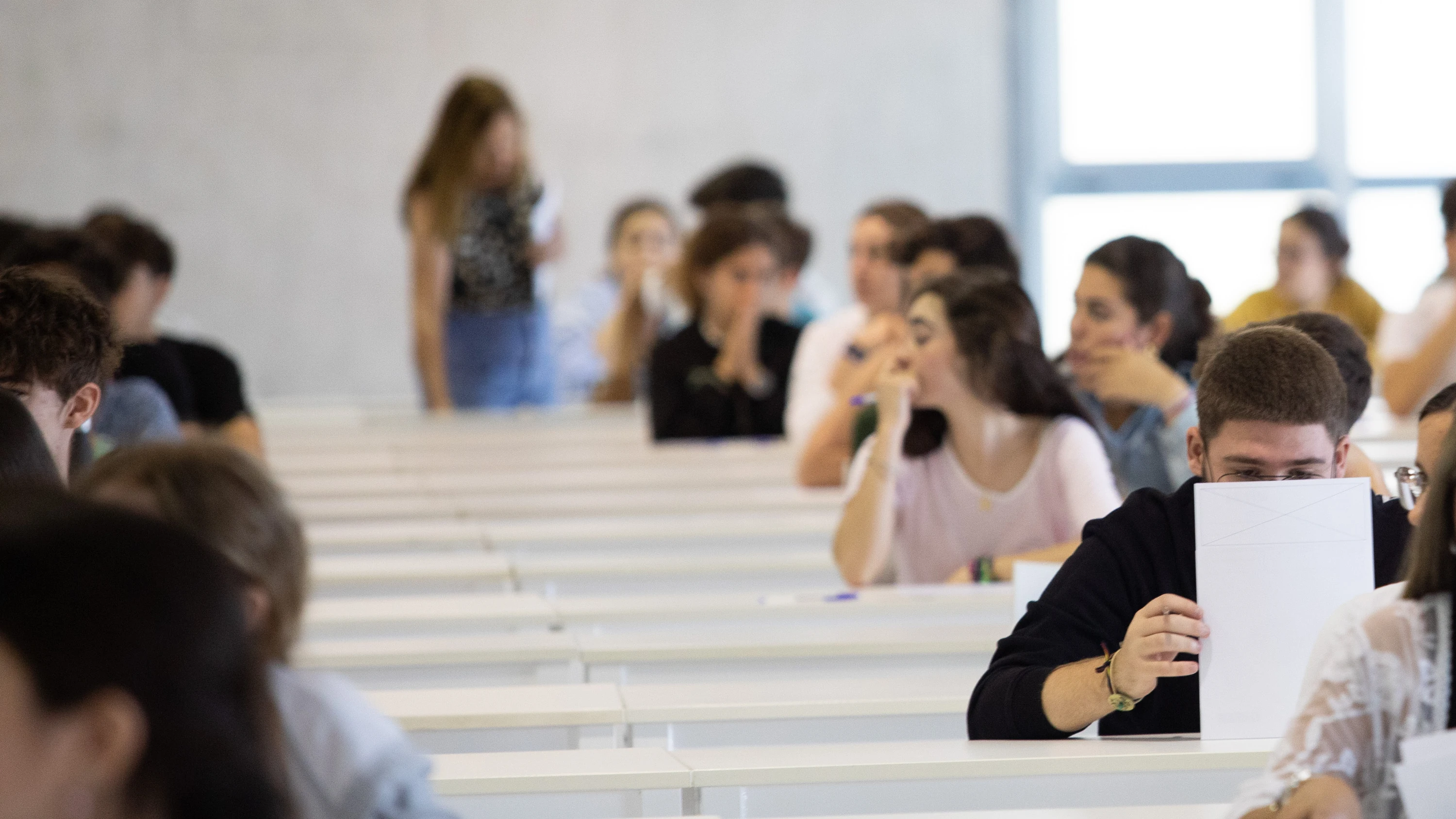 Varios alumnos antes de comenzar uno de los exámenes de las pruebas de acceso a la universidad 2023.