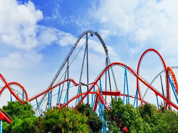 Imagen de archivo de una montaña rusa de un parque de atracciones Imagen de archivo de una montaña rusa de un parque de atracciones