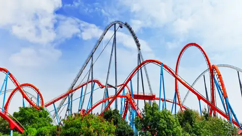 Imagen de archivo de una montaña rusa de un parque de atracciones Imagen de archivo de una montaña rusa de un parque de atracciones