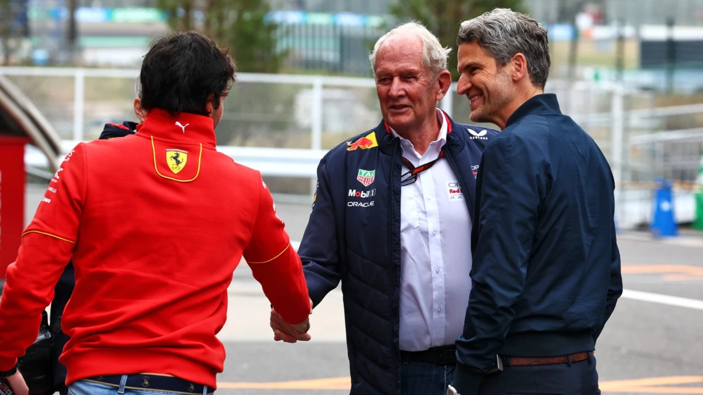 Apretón de manos de Carlos Sainz y Helmut Marko Apretón de manos de Carlos Sainz y Helmut Marko