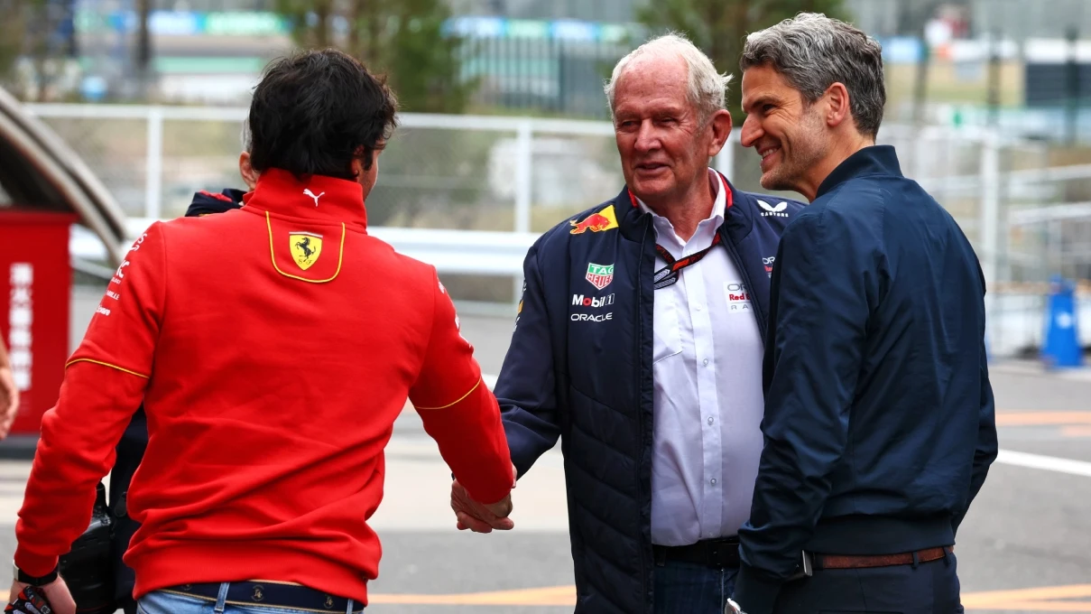 Apretón de manos de Carlos Sainz y Helmut Marko