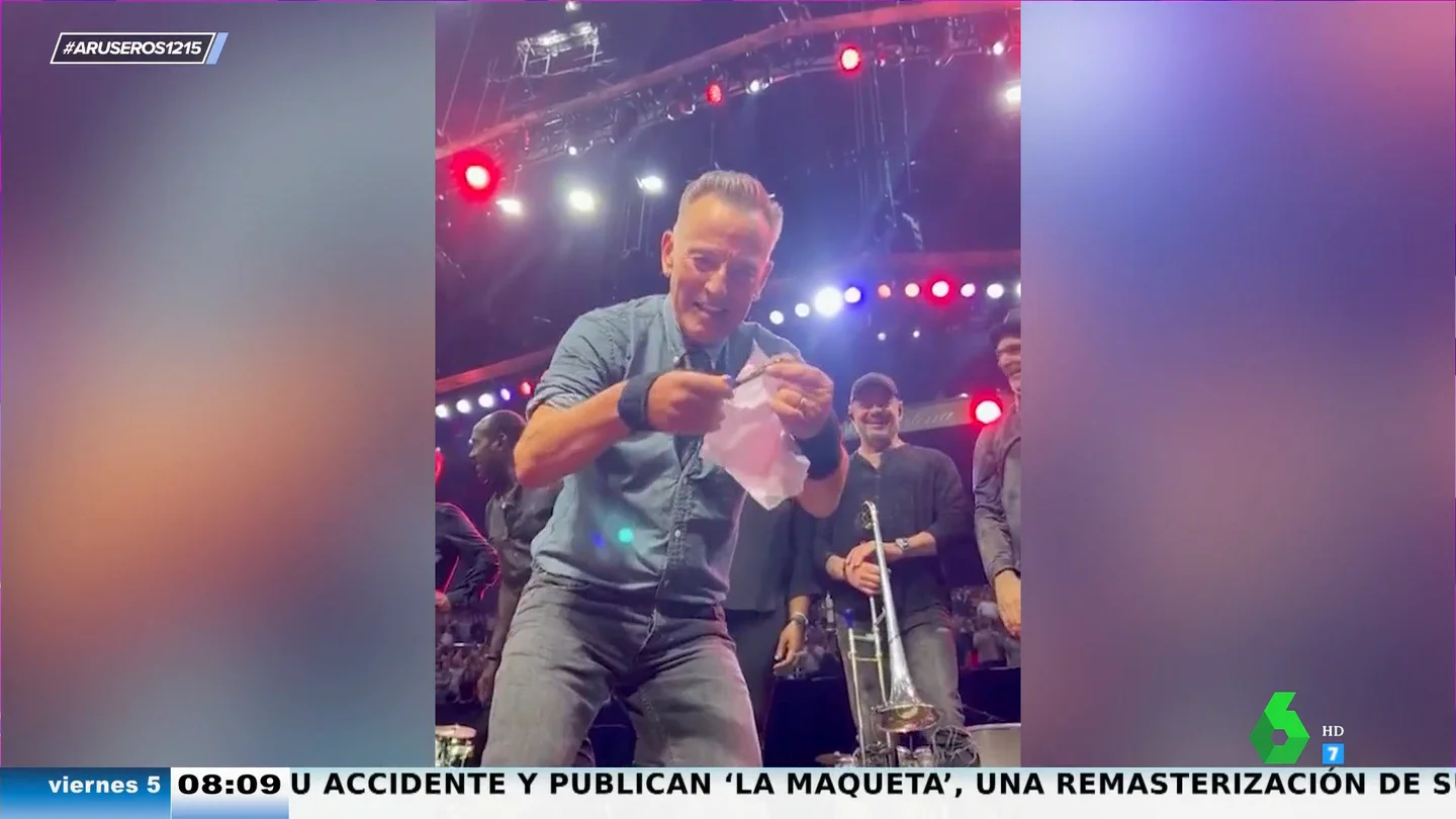 Bruce Springsteen interrumpe su concierto para firmar un justificante a un fan que se saltó el colegio Bruce Springsteen interrumpe su concierto para firmar un justificante a un fan que se saltó el colegio