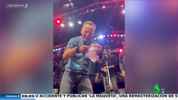 Bruce Springsteen interrumpe su concierto para firmar un justificante a un fan que se saltó el colegio