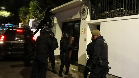 Agentes de la Policía ecuatoriana irrumpen en la Embajada de México para detener al exvicepresidente Jorge Glas Agentes de la Policía ecuatoriana irrumpen en la Embajada de México para detener al exvicepresidente Jorge Glas