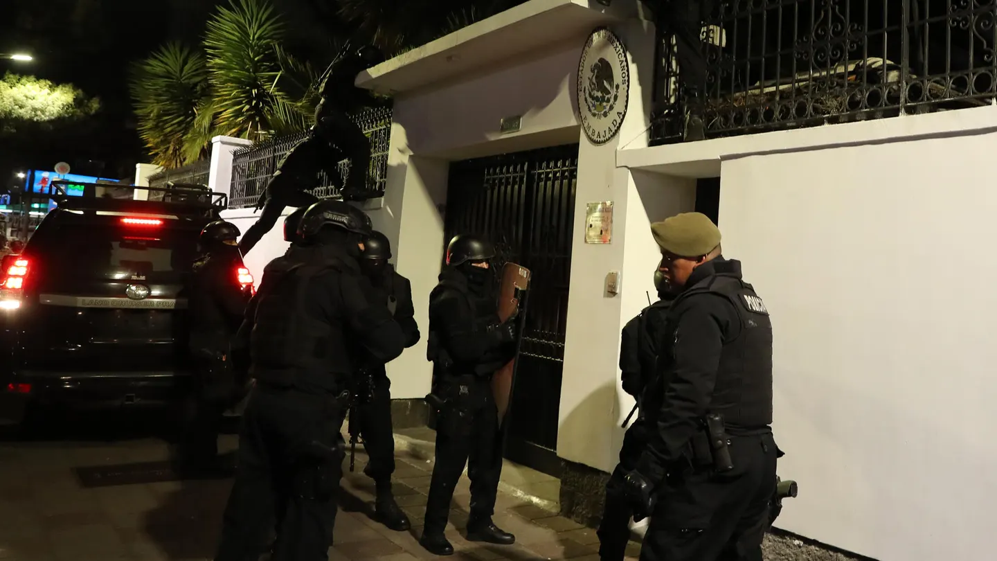 Agentes de la Policía ecuatoriana irrumpen en la Embajada de México para detener al exvicepresidente Jorge Glas Agentes de la Policía ecuatoriana irrumpen en la Embajada de México para detener al exvicepresidente Jorge Glas