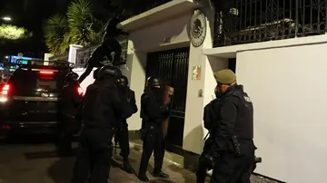 Agentes de la Policía ecuatoriana irrumpen en la Embajada de México para detener al exvicepresidente Jorge Glas