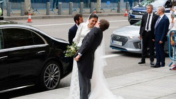El alcalde de Madrid, José Luis Martínez Almeida, y su esposa, Teresa Urquijo, se besan a su salida de la iglesia tras casarse