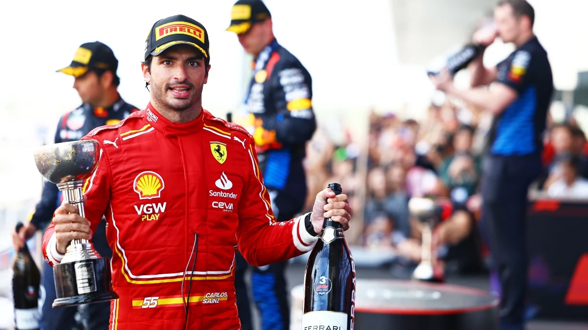 Carlos Sainz en el podio del GP de Japón