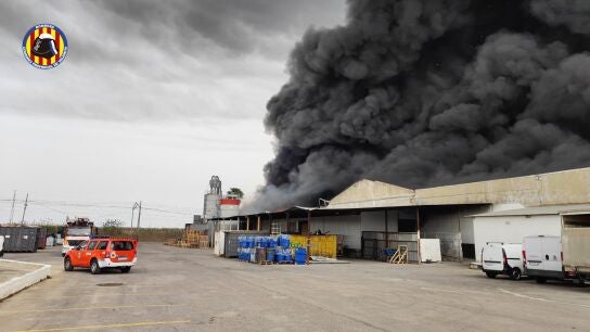 Im&aacute;genes del incendio en una f&aacute;brica de electrodom&eacute;sticos en Sollana (Valencia)