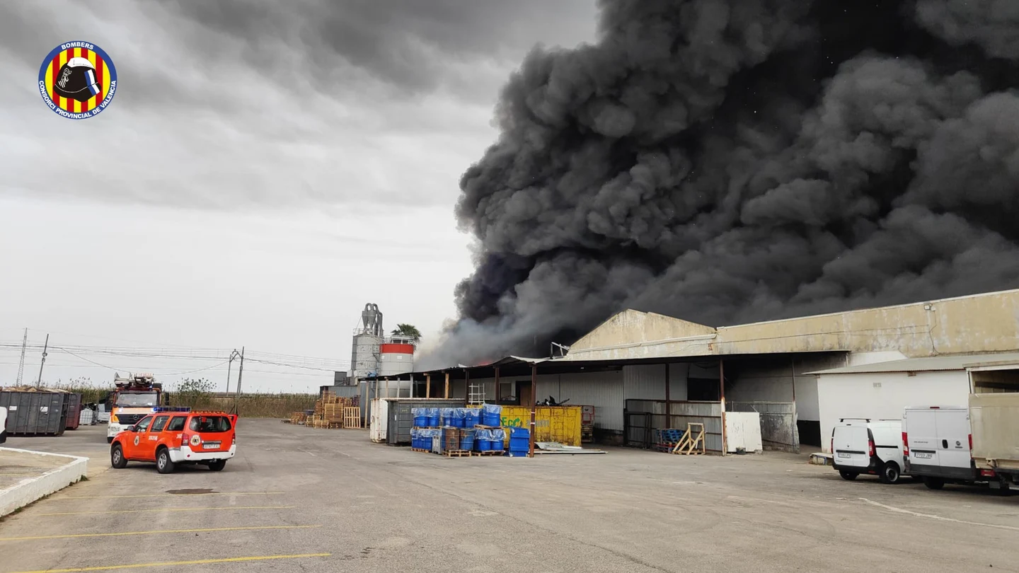 Imágenes del incendio en una fábrica de electrodomésticos en Sollana (Valencia) Imágenes del incendio en una fábrica de electrodomésticos en Sollana (Valencia)