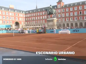 Así es la nueva pista de tenis instalada en la Plaza Mayor de Madrid: una réplica de la del Mutua Madrid Open
