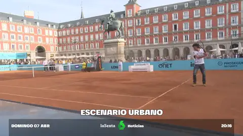 Así es la nueva pista de tenis instalada en la Plaza Mayor de Madrid: una réplica de la del Mutua Madrid Open