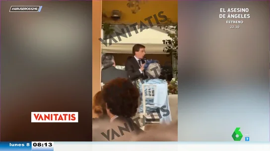 La broma viral de Almeida a los padres de Teresa Urquijo por su diferencia de edad: "Más que suegros he encontrado a hermanos" La broma viral de Almeida a los padres de Teresa Urquijo por su diferencia de edad: "Más que suegros he encontrado a hermanos"