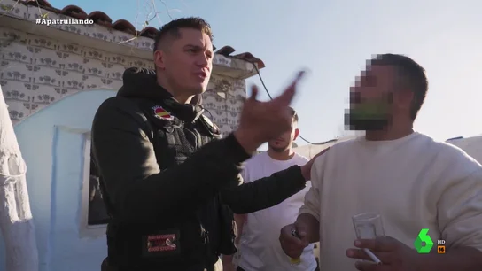 "Sin palabras": la reacción de Zazza el italiano cuando le instan a cortar la grabación en la Cañada Real "Sin palabras": la reacción de Zazza el italiano cuando le instan a cortar la grabación en la Cañada Real