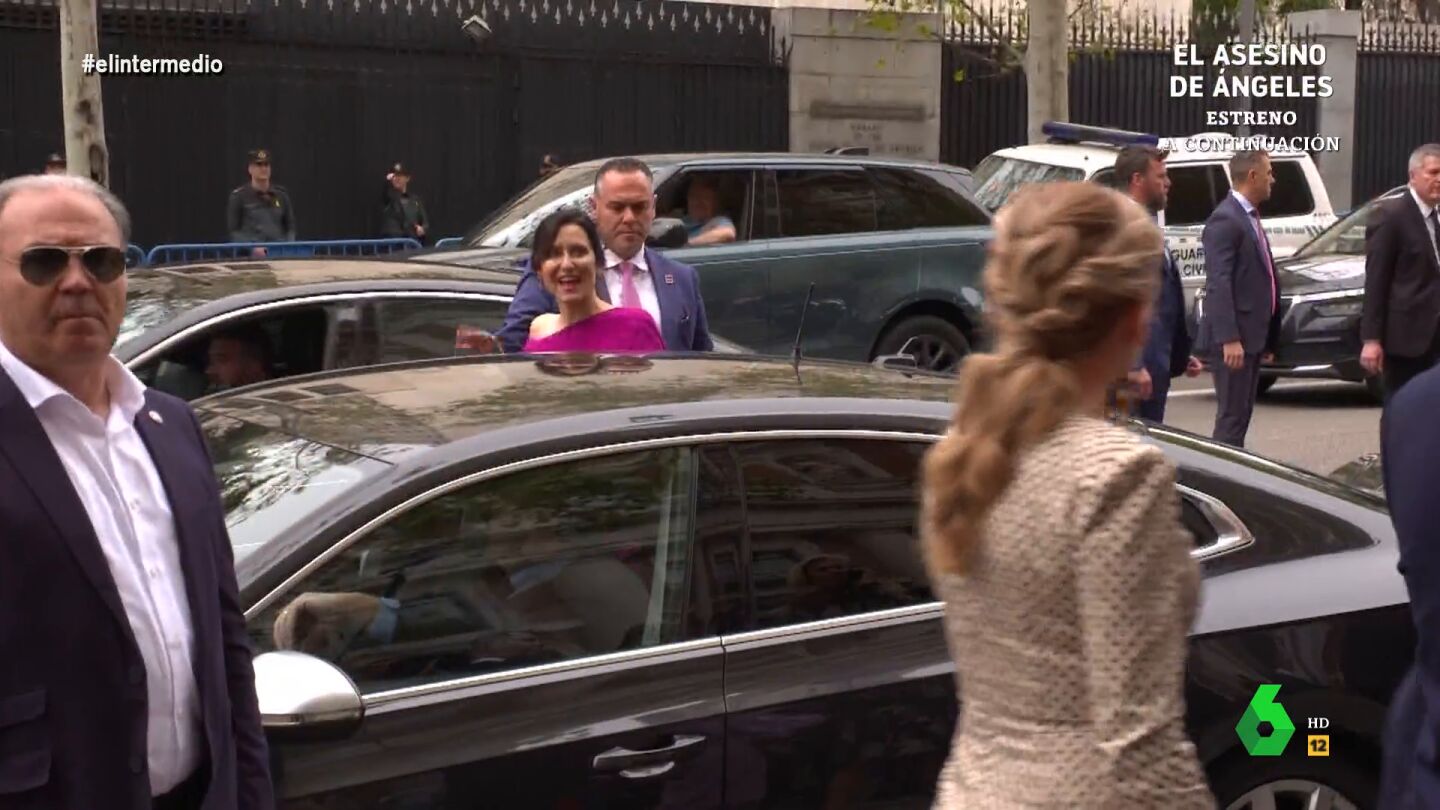 Isma Ju&aacute;rez asiste a la boda de Jos&eacute; Luis Mart&iacute;nez-Almeida y, en este v&iacute;deo, aprovecha para intentar hablar con algunos de sus invitados. "T&uacute; eres mi verdadero rey", le comenta el reportero de El Intermedio a Froil&aacute;n.