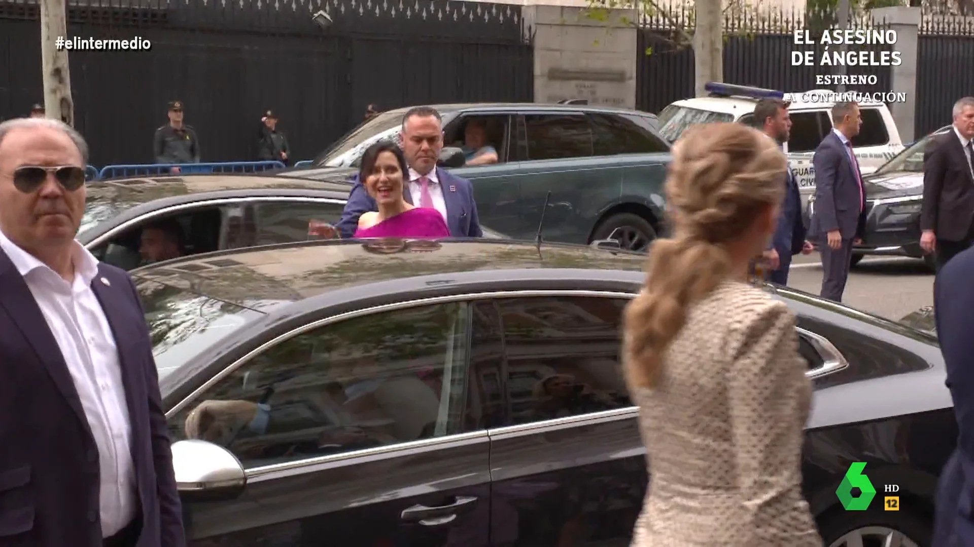 El 'consejo' de Isma Juárez a Isabel Díaz Ayuso en la boda de Almeida: "No haga separación de bienes" Isma Juárez asiste a la boda de José Luis Martínez-Almeida y, en este vídeo, aprovecha para intentar hablar con algunos de sus invitados. "Tú eres mi verdadero rey", le comenta el reportero de El Intermedio a Froilán.