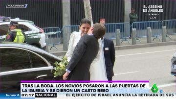 Alfonso Arús analiza las "contorsiones" de Almeida y Teresa Urquijo para besarse en su boda: "Es un beso casto"