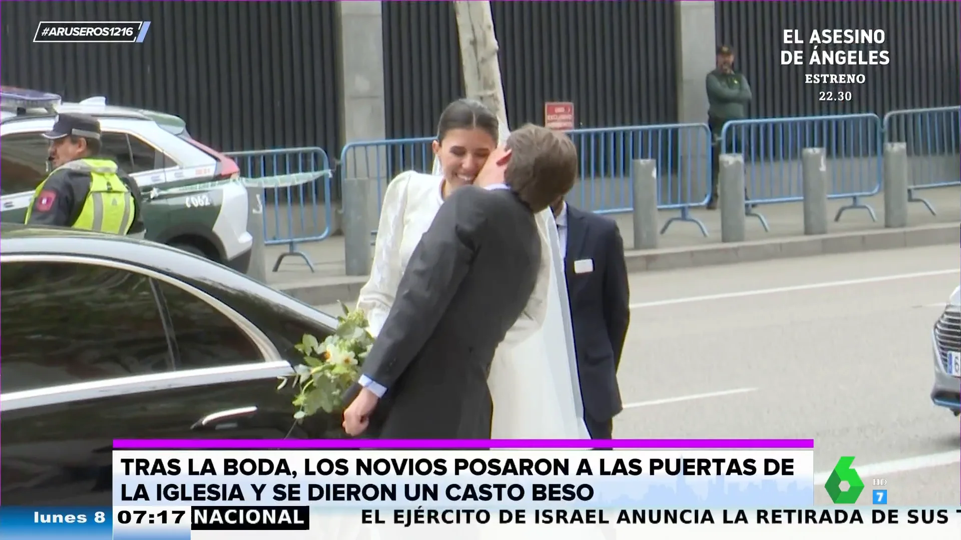 Alfonso Arús analiza las "contorsiones" de Almeida y Teresa Urquijo para besarse en su boda: "Es un beso casto"