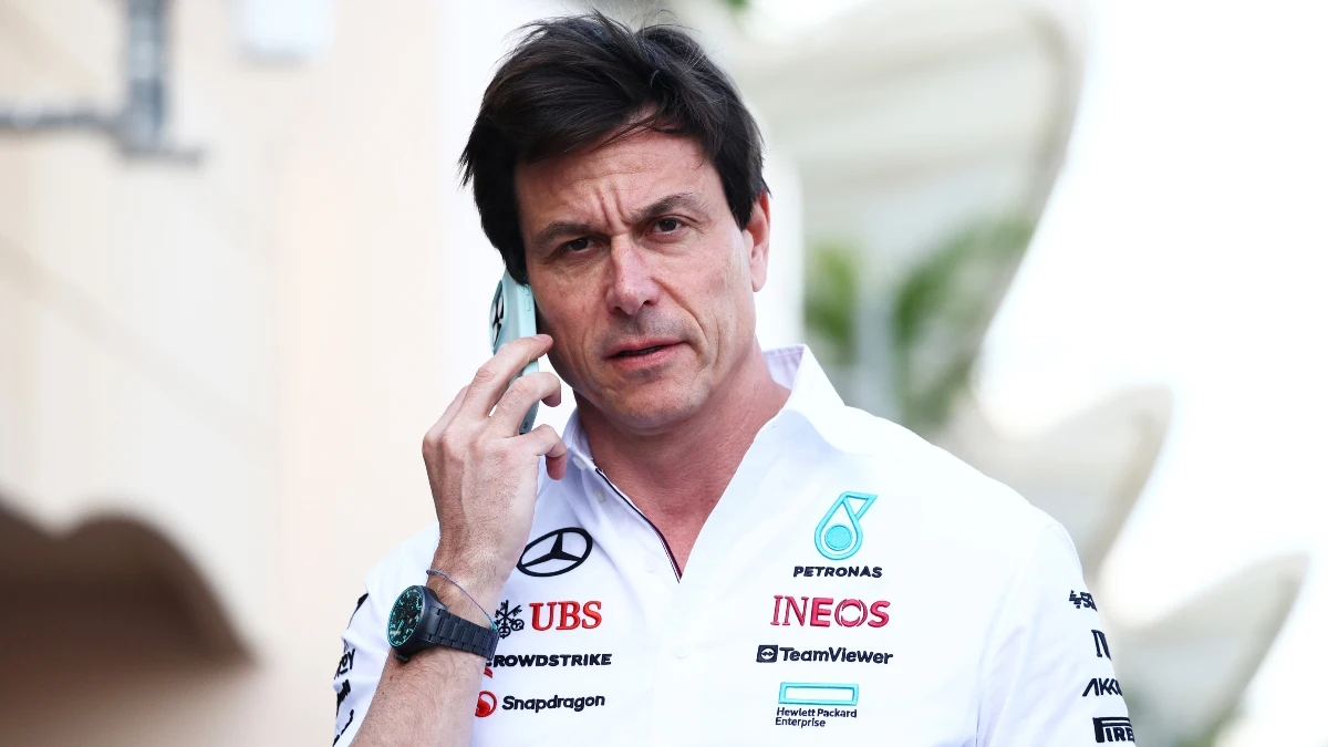 Toto Wolff charla por teléfono