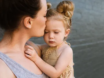 madre e hija abrazándose madre e hija abrazándose