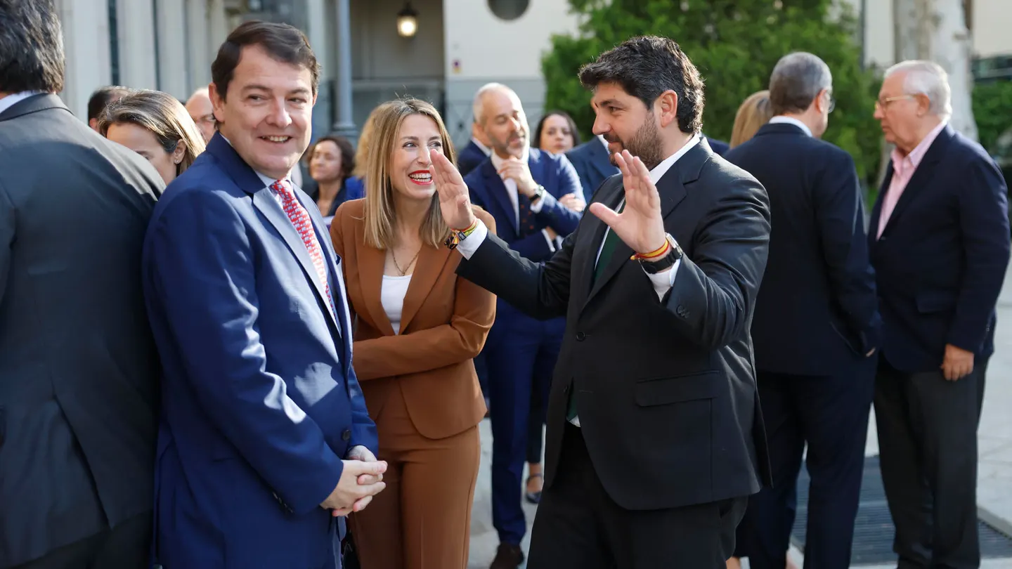 Saludos de los barones del PP a su llegada al Senado Saludos de los barones del PP a su llegada al Senado