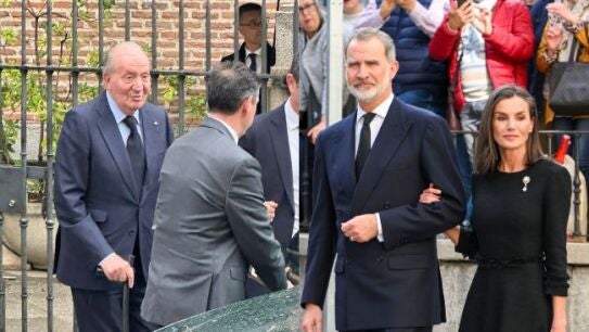 Felipe VI y el rey Juan Carlos vuelven a encontrarse en la misa por Fernando G&oacute;mez-Acebo
