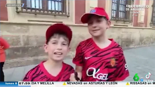 La reacción de dos pequeños forofos del Mallorca cuando se ven rodeados por la afición del Athletic: "A chillar" La reacción de dos pequeños forofos del Mallorca cuando se ven rodeados por la afición del Athletic: "A chillar"