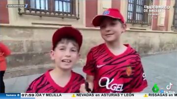La reacción de dos pequeños forofos del Mallorca cuando se ven rodeados por la afición del Athletic: "A chillar"