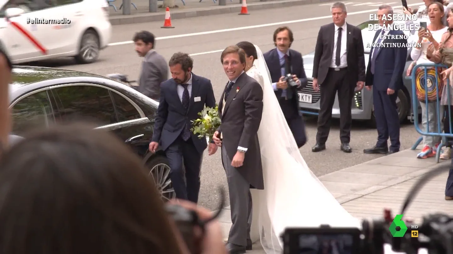 La decepción de Isma Juárez tras 'conseguir' que Almeida y Teresa Urquijo se besen Isma Juárez 'asiste' a la boda de José Luis Martínez-Almeida y consigue el saludo del novio. Además, vive desde dentro el comentado momento de su primer beso delante de las cámaras con Teresa Urquijo. Su reacción, en este vídeo.