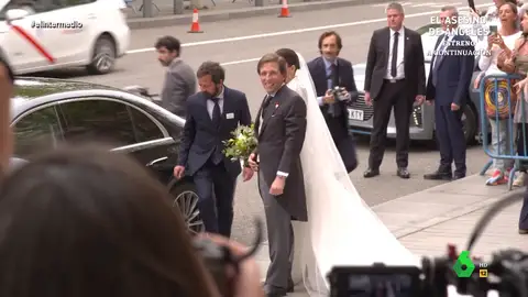 Isma Juárez 'asiste' a la boda de José Luis Martínez-Almeida y consigue el saludo del novio. Además, vive desde dentro el comentado momento de su primer beso delante de las cámaras con Teresa Urquijo. Su reacción, en este vídeo.