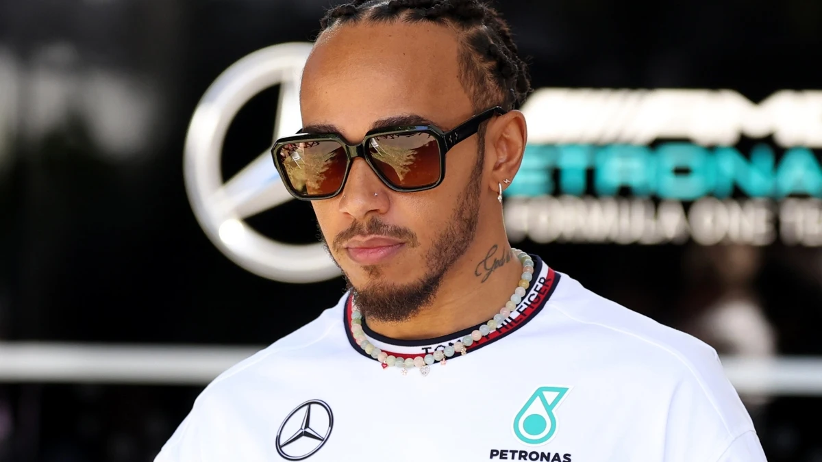 Lewis Hamilton, con cara de circunstancias