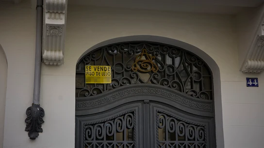 Cartel de un piso de lujo en venta en el barrio de Almagro, a 12 de marzo de 2023, en Madrid (España).  Cartel de un piso de lujo en venta en el barrio de Almagro, a 12 de marzo de 2023, en Madrid (España).