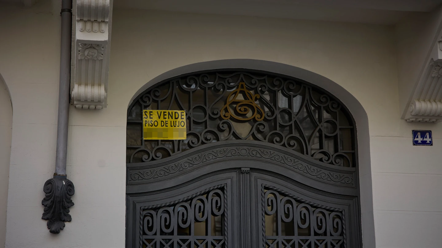 Cartel de un piso de lujo en venta en el barrio de Almagro, a 12 de marzo de 2023, en Madrid (España). Cartel de un piso de lujo en venta en el barrio de Almagro, a 12 de marzo de 2023, en Madrid (España).