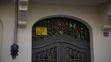 Cartel de un piso de lujo en venta en el barrio de Almagro, a 12 de marzo de 2023, en Madrid (España). 