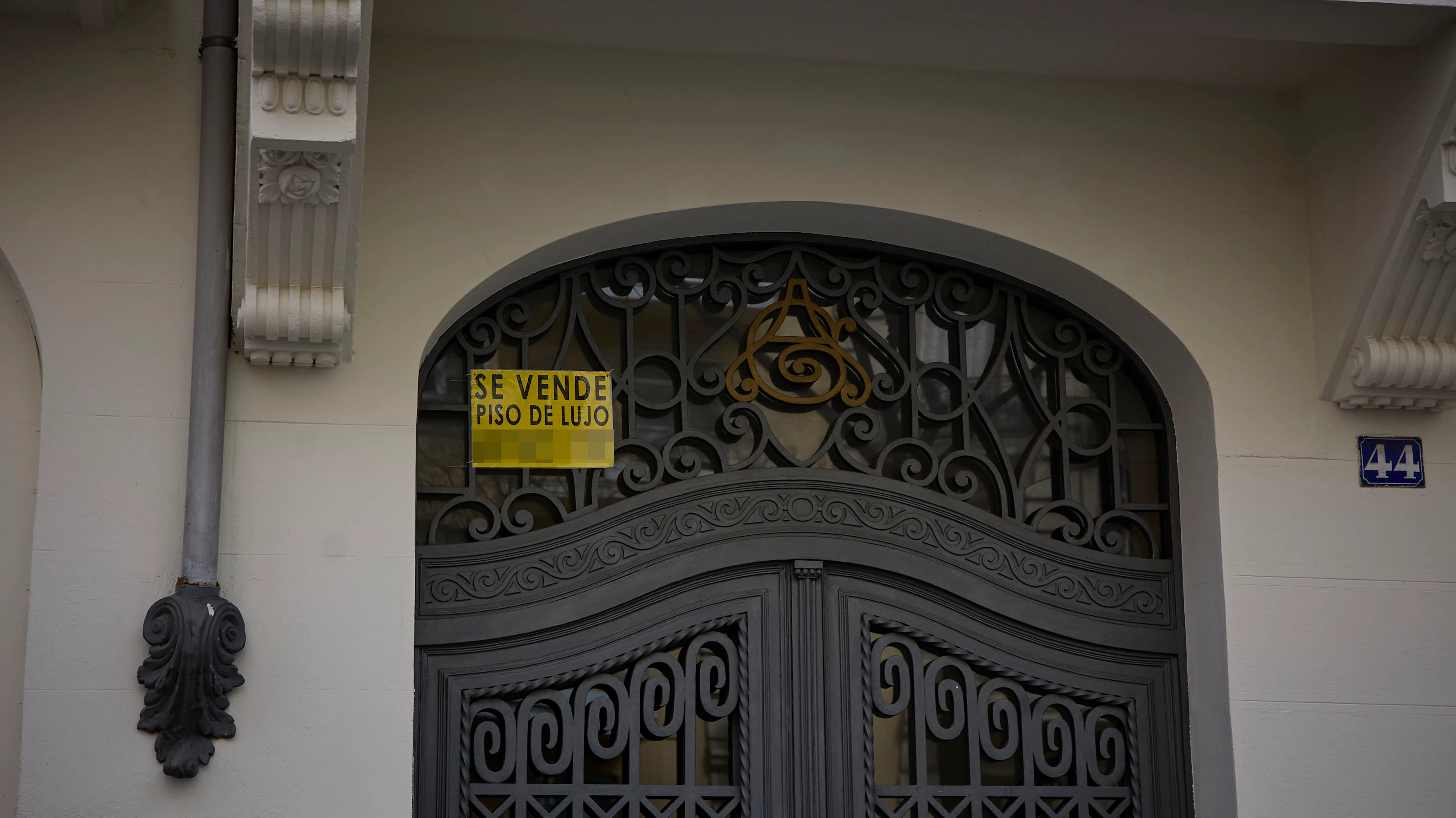 Cartel de un piso de lujo en venta en el barrio de Almagro, a 12 de marzo de 2023, en Madrid (España). 