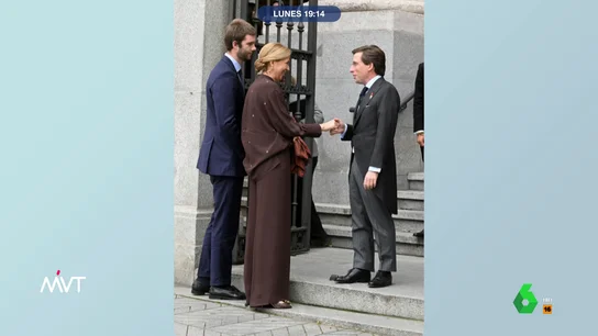 Cristina Pardo, sobre por qué saluda Almeida a la infanta Cristina desde los escalones de la iglesia: "Me identifico" Cristina Pardo reacciona al ver a José Luis Martínez-Almeida recibir a los miembros de la Casa Real, como el rey emérito o la infanta Cristina, y comenta con humor el momento del alcalde de Madrid 'ganando centímetros' con los escalones de la iglesia.