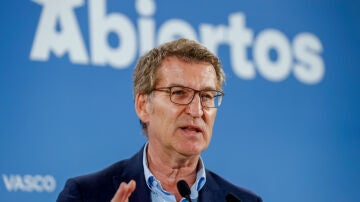 El presidente del Partido Popular, Alberto Núñez Feijóo, durante su intervención en un acto de campaña en Getxo (Bizkaia), este lunes.