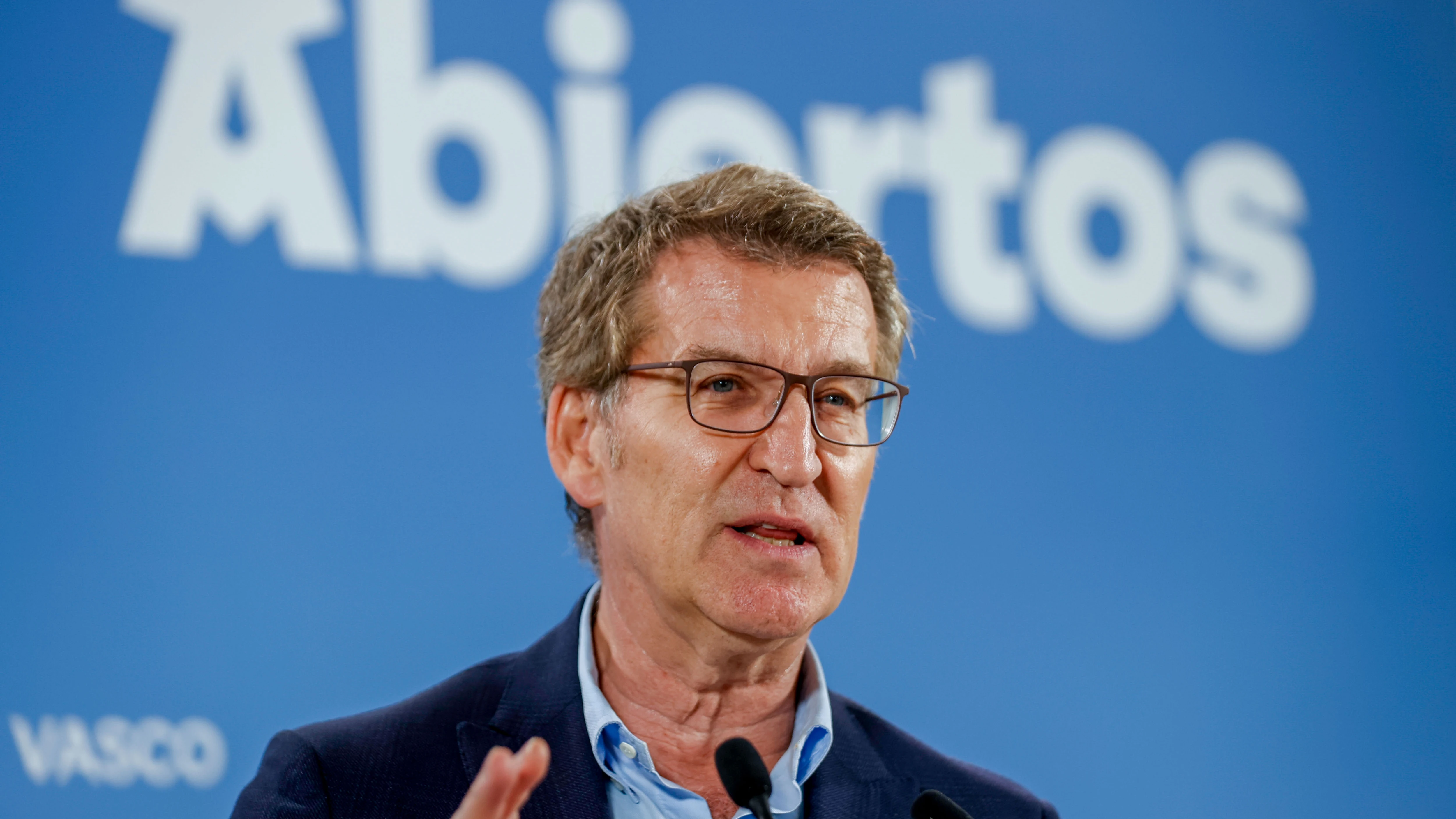 El presidente del Partido Popular, Alberto Núñez Feijóo, durante su intervención en un acto de campaña en Getxo (Bizkaia), este lunes.