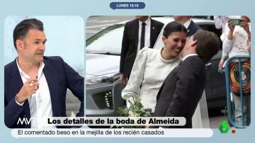 "Ella tiene 27 años y le quiere comer la boca": Iñaki López analiza la "cobra" en el beso de Almeida y Teresa Urquijo